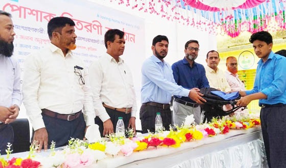 কুড়িগ্রামে সুবিধাবঞ্চিত শিশুরা পেলো স্কুল পোশাক ও ব্যাগ