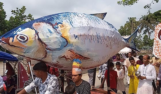 কলাপাড়ায় বৈশাখী শোভাযাত্রায় সড়কে মুড়ি, খই, বাতাসা বিতরণ