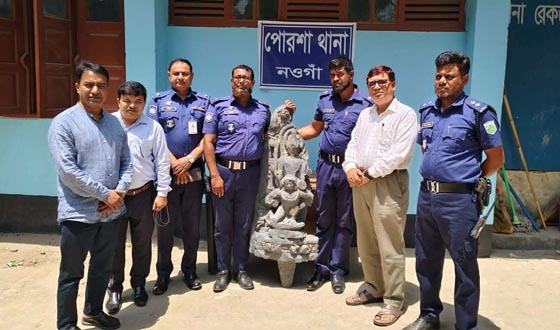 পোরশায় উদ্ধারকৃত বিষ্ণু মুর্তি জাদুঘরে হস্তান্তর