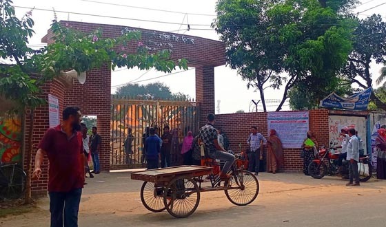 রাণীশংকৈলে সিসি ক্যামেরার আওতায় পরীক্ষার্থীদের পরীক্ষায় অংশগ্রহন