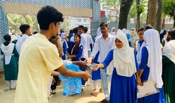 মতলবে এসএসসি পরীক্ষার্থীদের কলম ও পানি বিতরণ
