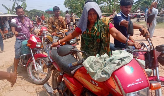 ছেলের বাইকের তেলের জন্য রোদে পুড়ছেন মা