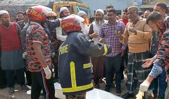 ঘাতক ট্রাক কেড়ে নিল পথচারীর প্রান, চালক আটক