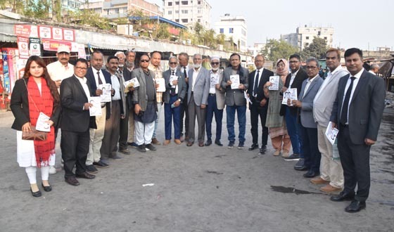 রাজশাহী আসনে বিএনপি প্রার্থী মিনুর লিফলেট বিতরণ