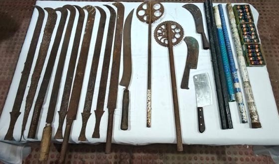 গজারিয়ায় অস্ত্র ও বোমা উদ্ধার