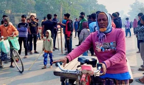 চিরিরবন্দরে বাসের ধাক্কায় শিশু নিহত