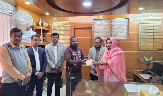 অসুস্থ অটোরিকশা চালকের পাশে দাঁড়ালেন ইউএনও