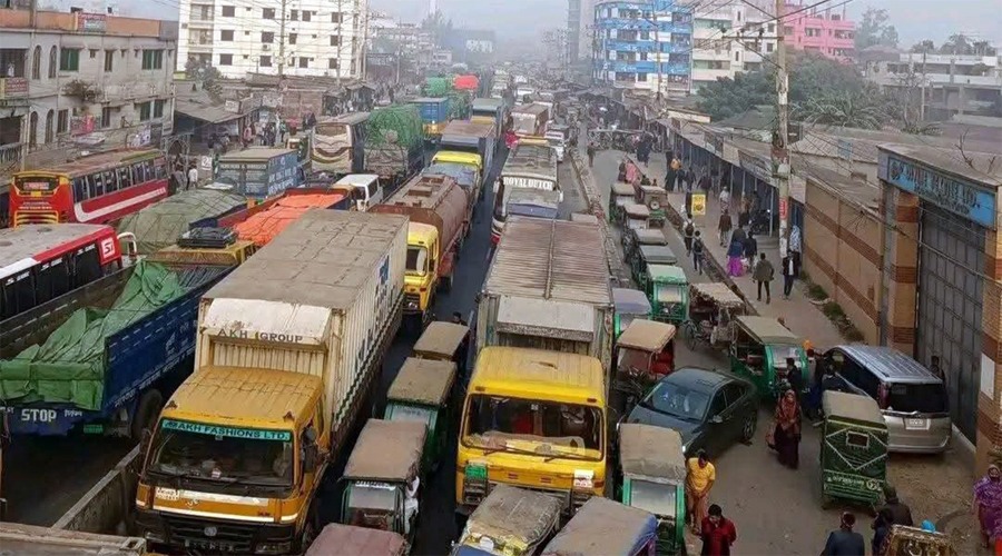 গাজীপুরে দুই মহাসড়কে দীর্ঘ যানজট—ভাড়া তিনগুণের অভিযোগ