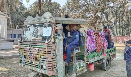 শেরপুরে ভোট কেন্দ্রে পাঠানো হলো ব্যালটসহ ভোটের উপকরণ