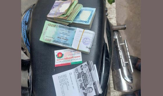 লক্ষাধিক টাকা ও নির্বাচনী স্লিপসহ ২ বিএনপি কর্মী আটক
