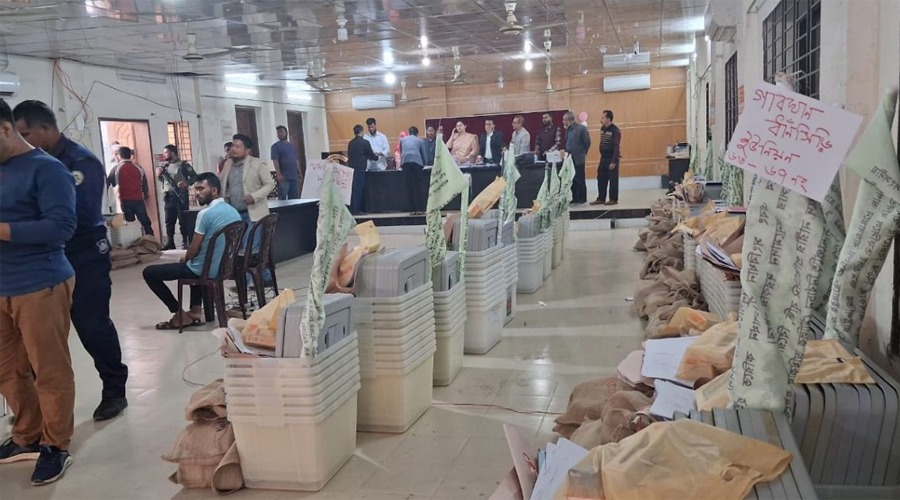রাত পোহালেই ভোট—কেন্দ্রে কেন্দ্রে যাচ্ছে সরঞ্জাম