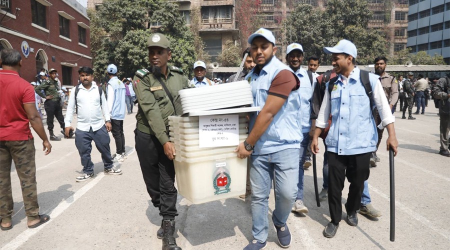 রাত পোহালেই ভোট—কেন্দ্রে কেন্দ্রে যাচ্ছে সরঞ্জাম