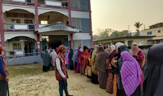 পত্নীতলায় উৎসবমুখর পরিবেশে ভোট গ্রহণ শুরু