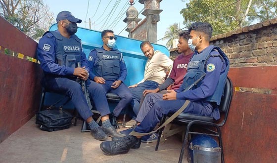 জাল ভোট ও গোপন কক্ষে ছবি তোলার অভিযোগে আটক ৩