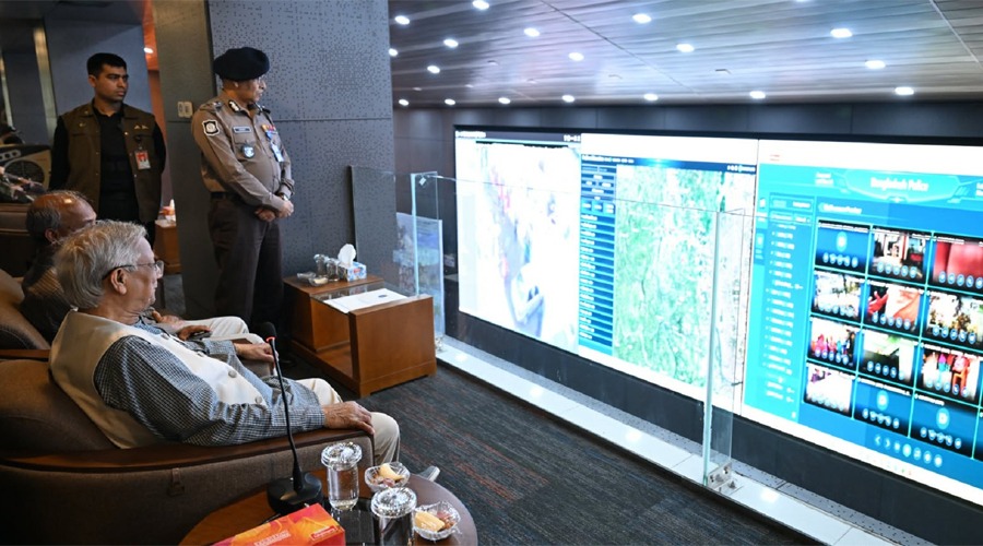 সারা দেশের ভোটের চিত্র নিয়ন্ত্রণ কক্ষ থেকে পর্যবেক্ষণ করলেন প্রধান উপদেষ্টা