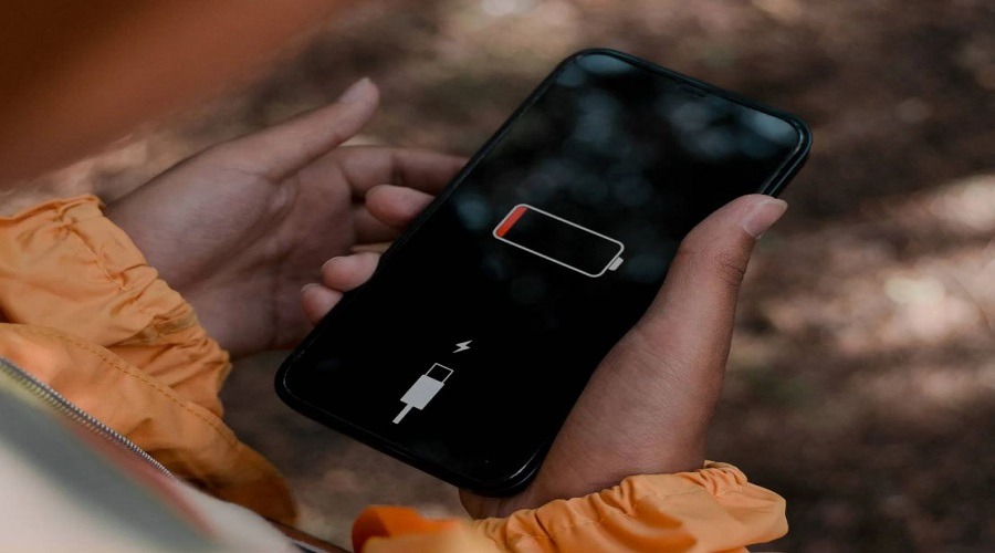 ব্যাটারি বাঁচাতে সারারাত ফোন চার্জে রাখার অভ্যাস ছাড়ুন