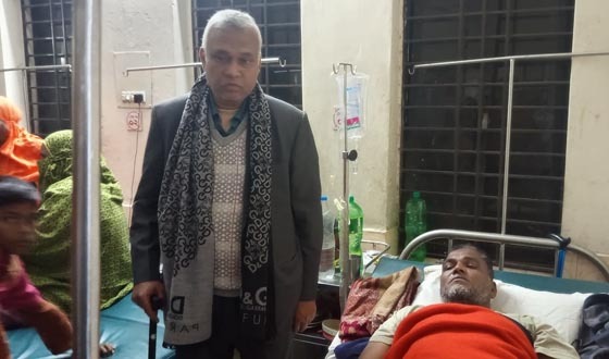 বিরলে বিএনপির সভাপতি হাসপাতালে রোগীদের খোঁজখবর নিলেন