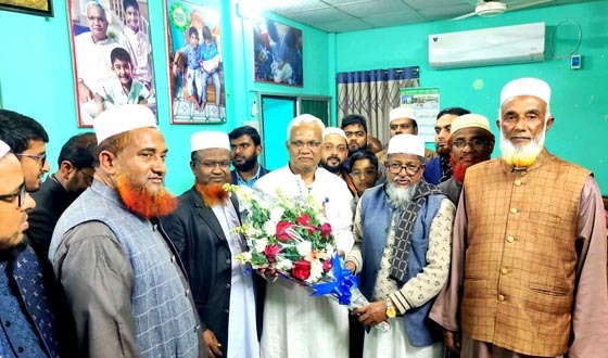 নবনির্বাচিত সংসদ সদস্যর সাথে প্রতিদ্বন্দ্বী প্রার্থীর শুভেচ্ছা বিনিময়