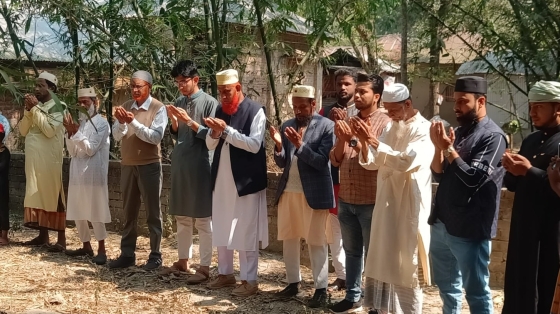 পারিবারিক কবর জিয়ারত করলেন ডা. আব্দুল বারী