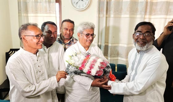 রাজশাহী-৩ আসনে বিএনপি-জামায়াত প্রার্থীর শুভেচ্ছা বিনিময়