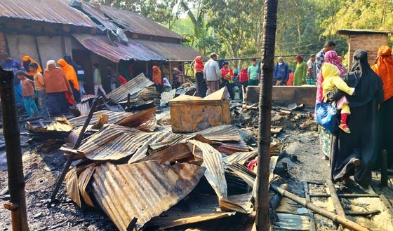 মান্দায় আগুনে পুড়ল ৫ বসতবাড়ি, মারা গেছে তিনটি গরু