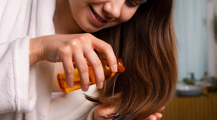 রাতে চুলে তেল দিয়ে রাখা কি ঠিক? জেনে নিন সঠিক তথ্য