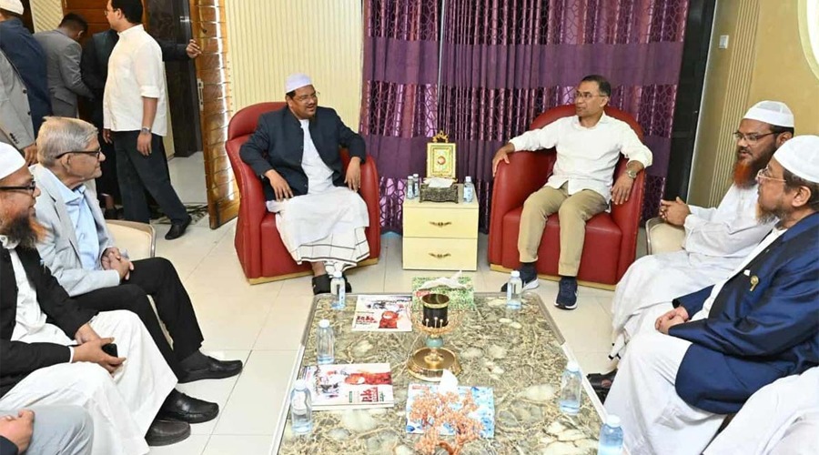 চরমোনাই পীরের বাসায় তারেক রহমান