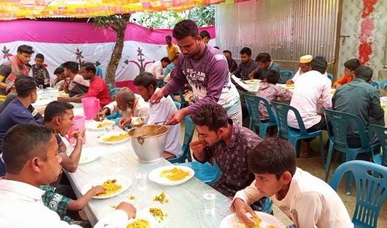 শাপলা কলির বিজয়ে শতশত মানুষকে খাওয়ালেন সবুজ মিয়া