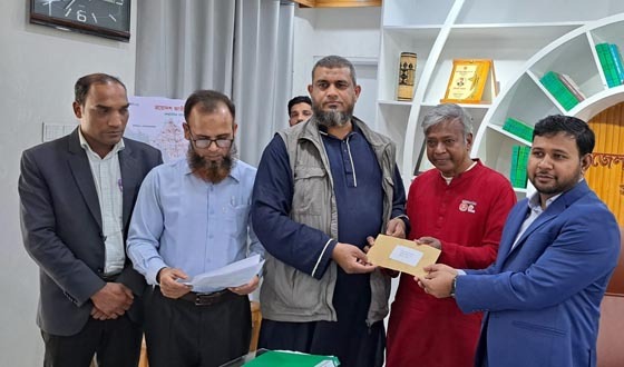 হাটহাজারী শিক্ষা প্রতিষ্ঠানে স্টোর স্থাপনের জন্য চেক হস্তান্তর