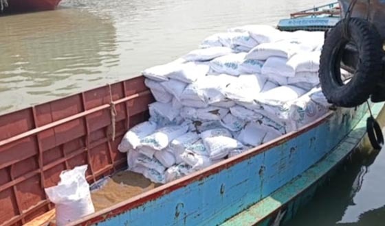 লক্ষ্ণীপুরে পাচারের সময় বিএডিসির সার জব্দ