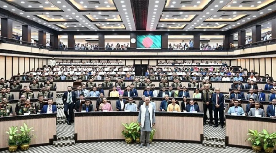 নিজ কার্যালয়ের কর্মকর্তা-কর্মচারীদের থেকে বিদায় নিলেন প্রধান উপদেষ্টা