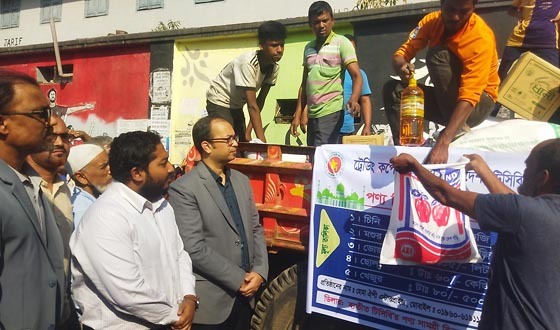 কিশোরগঞ্জে সাশ্রয়ী মূল্যে পণ্য বিক্রি শুরু করেছে টিসিবি