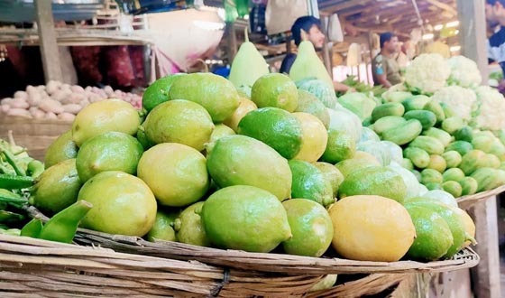 হিলিতে লেবুর হালি ৬০ টাকা