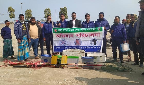 যমুনা নদীতে বৈদ্যুতিক শক দিয়ে মাছ শিকারের সরঞ্জাম জব্দ