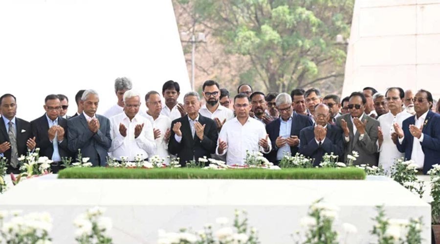 জিয়াউর রহমান ও খালেদা জিয়ার সমাধিতে প্রধানমন্ত্রীর শ্রদ্ধা