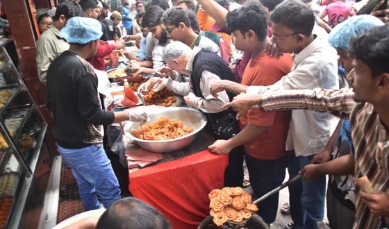 রোজার প্রথম দিনে রাজশাহীতে ইফতারীর নানা সমাহার