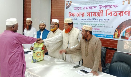 বরিশালে ইফতার সামগ্রী বিতরণ