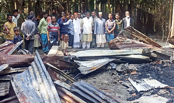 মোরেলগঞ্জে শিক্ষিকার বাড়ি পুড়িয়ে দিয়েছে দুর্বৃত্তরা