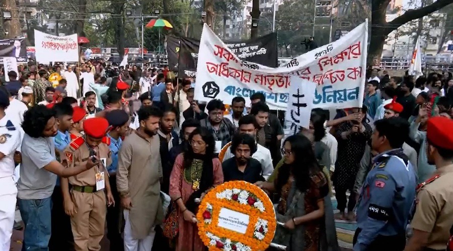 একুশের ভোরে কেন্দ্রীয় শহীদ মিনারে মানুষের ঢল