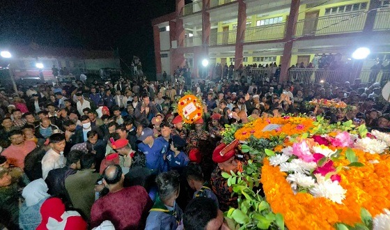 একুশের প্রথম প্রহরে ভাষা শহীদ আব্দুল জব্বারের বাড়িতে মানুষের ঢল