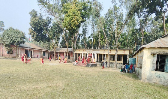 চিলমারীতে প্রাথমিক বিদ্যালয়ের জরাজীর্ণ ভবনে চলছে পাঠদান কার্যক্রম