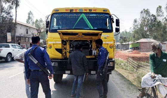 নীলফামারীতে শব্দদূষণ নিয়ন্ত্রণে ভ্রাম্যমাণ অভিযান