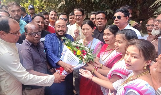 নিজ এলাকায় ফুলেল শুভেচ্ছা ও ভালোবাসায় সিক্ত এমপি হাজী মুজিব