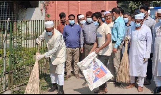 এমপি পরিচ্ছন্নতা অভিযানে নিজেই হাতে তুলে নিলেন ঝাড়ু