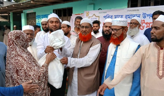 ২ হাজার পরিবারের মধ্যে ইফতার সামগ্রী বিতরণ
