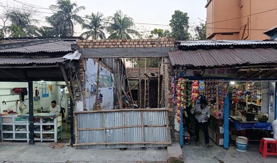 সাতক্ষীরায় দুই সাংবাদিককে গণপিটুনি দিয়ে পুলিশে সোপর্দ