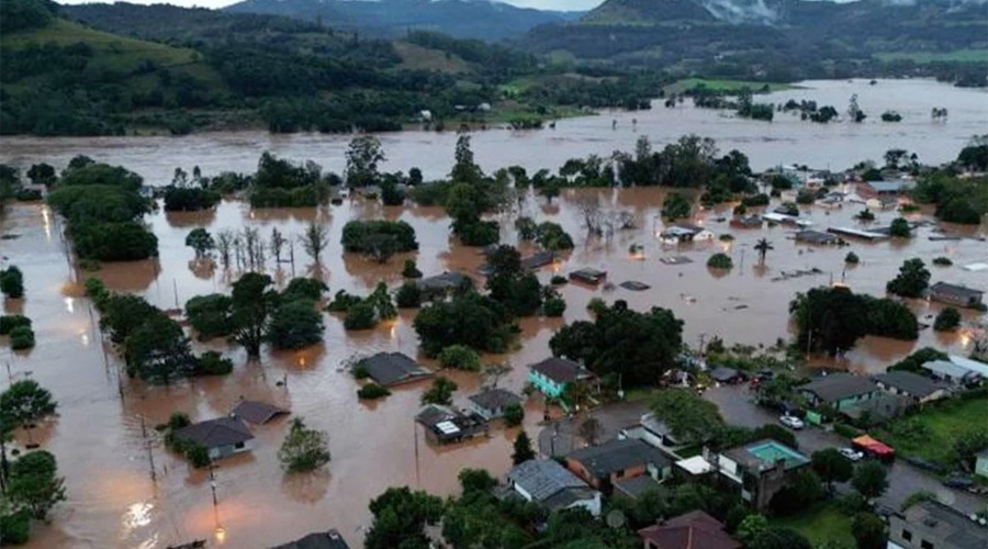 ব্রাজিলে অতিবৃষ্টিতে ভূমিধস ও বন্যা: প্রাণহানি বেড়ে ১৪