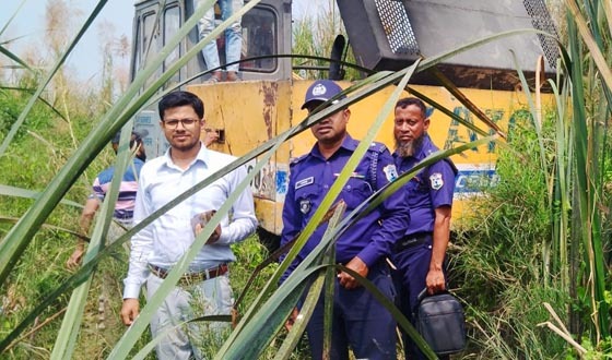 ঈদগাহ ফেরিঘাটে মাটি কাটা বন্ধে প্রশাসনের অভিযান
