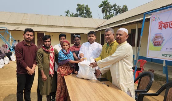 ঝিনাইগাতীতে দুই শতাধিক পরিবারকে ইফতার সামগ্রী বিতরণ