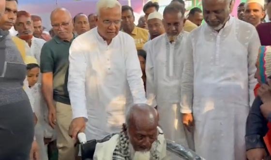 নিজ এলাকায় এসে অসহায় রোগীদের খোঁজ নিলেন মন্ত্রী জাহিদ হোসেন